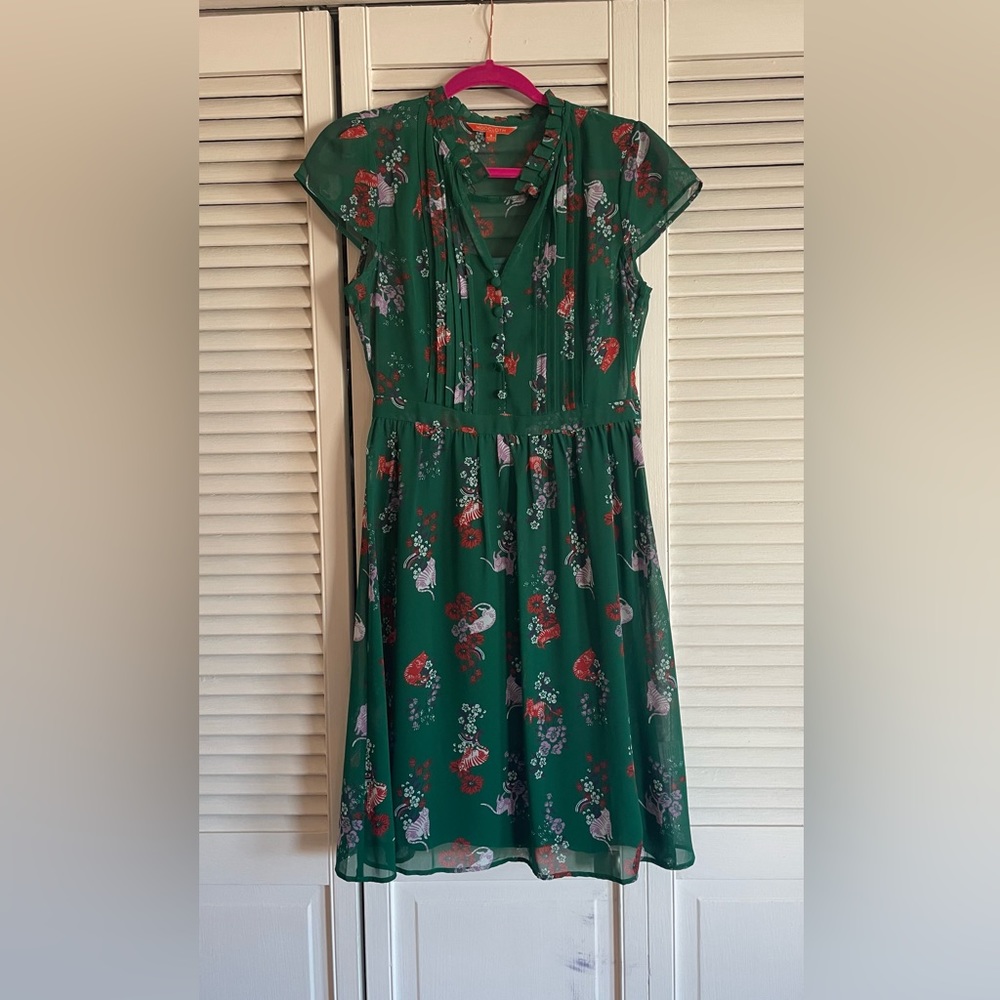 Short, green cat dress!